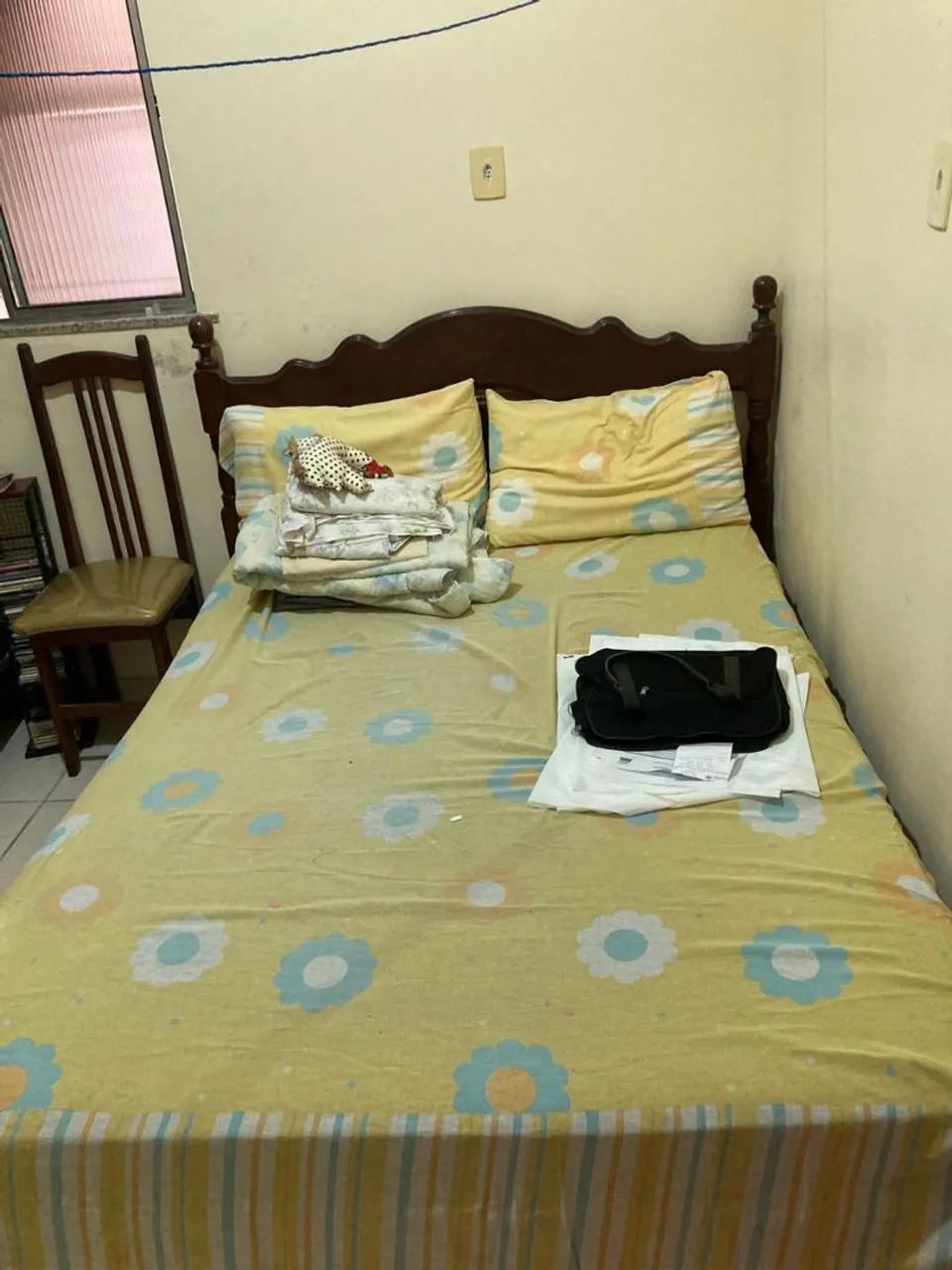 Cama de madeira com colchão. 