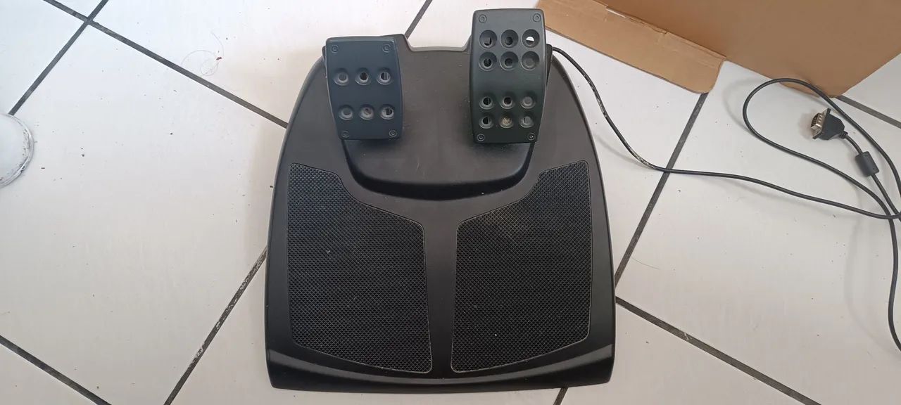 Volante Logitech Momo Racing Force Feedback com pedal - Foto 3