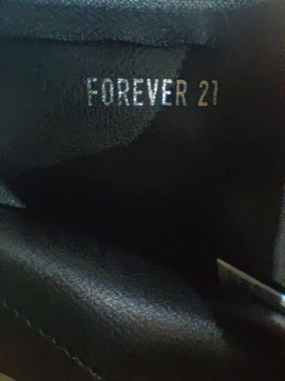 Bolsa Forever 21 Preta com Corrente Dourada - Excelente Estado - Foto 4