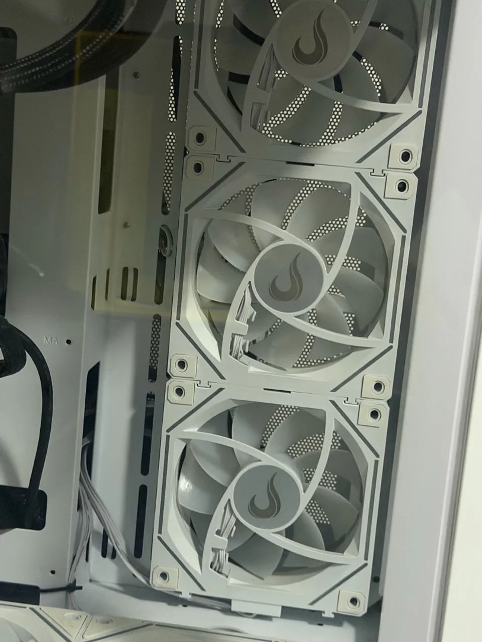 Gabinete Gamer com Ventoinhas e placa de video - Foto 3