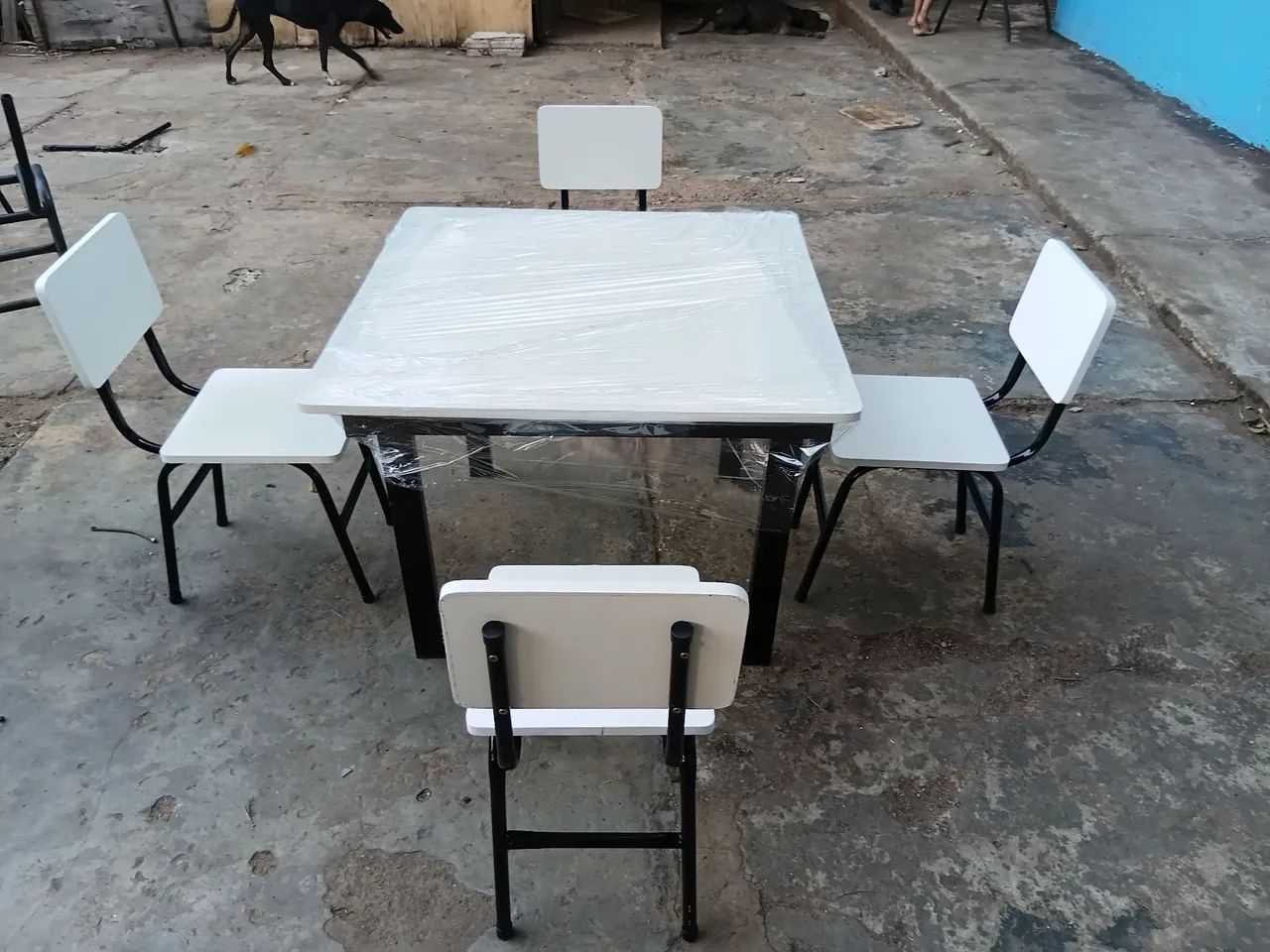 Conjunto infantil com uma mesa e quatro cadeiras  - Foto 3
