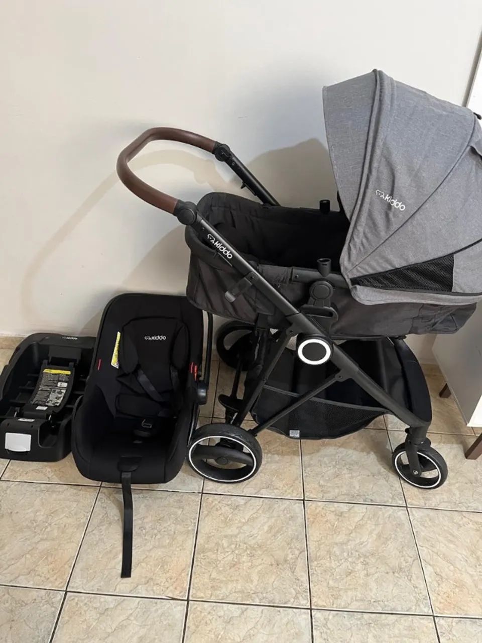 Carrinho Kiddo cosmos com bebê conforto e base