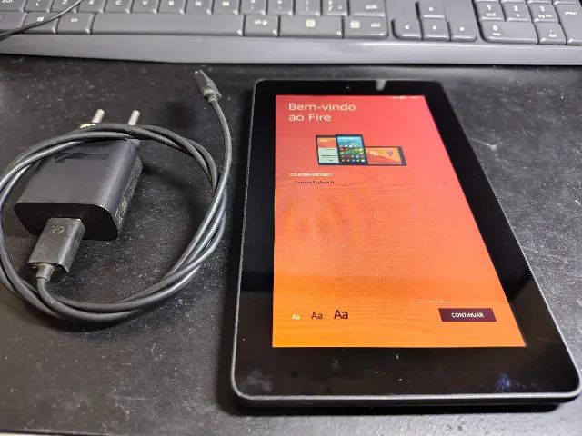 Tablet Amazon Fire 7 - 5ª geração, modelo SV98LN com carregador motorola