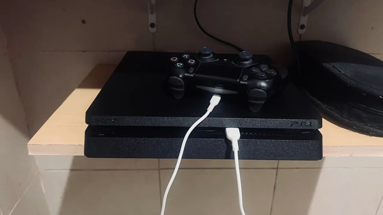 Playstation 4 slim + fifa 19 + pes 2021 - Foto 4