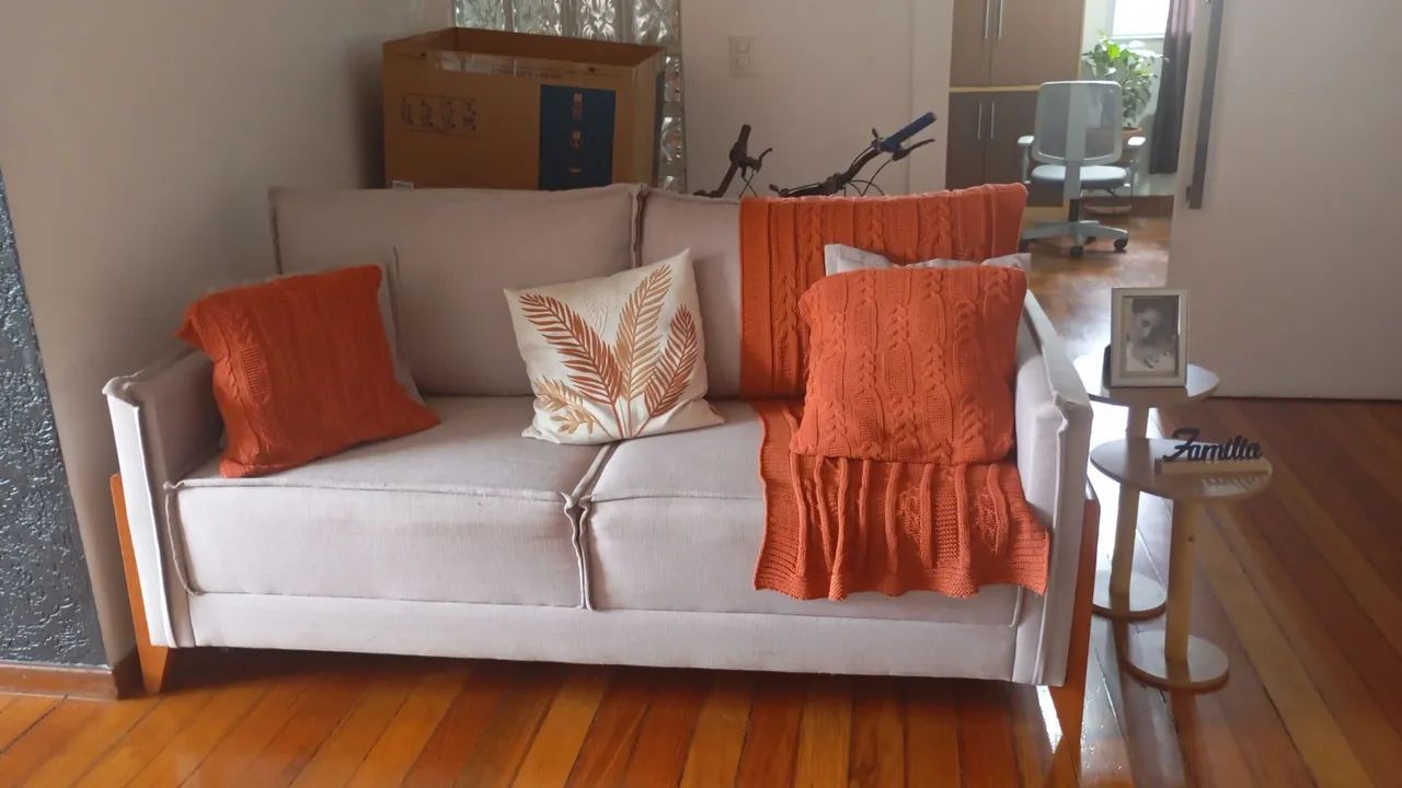 Vendo sofá três lugares 1,90 de comprimento 