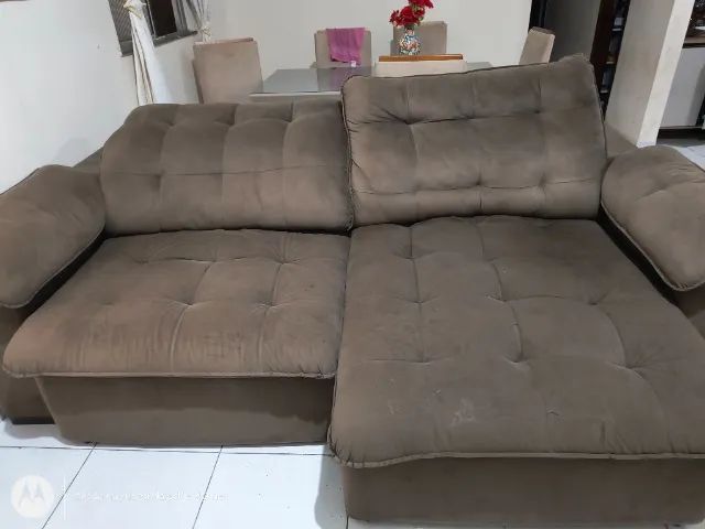 Sofá retrátil marrom escuro