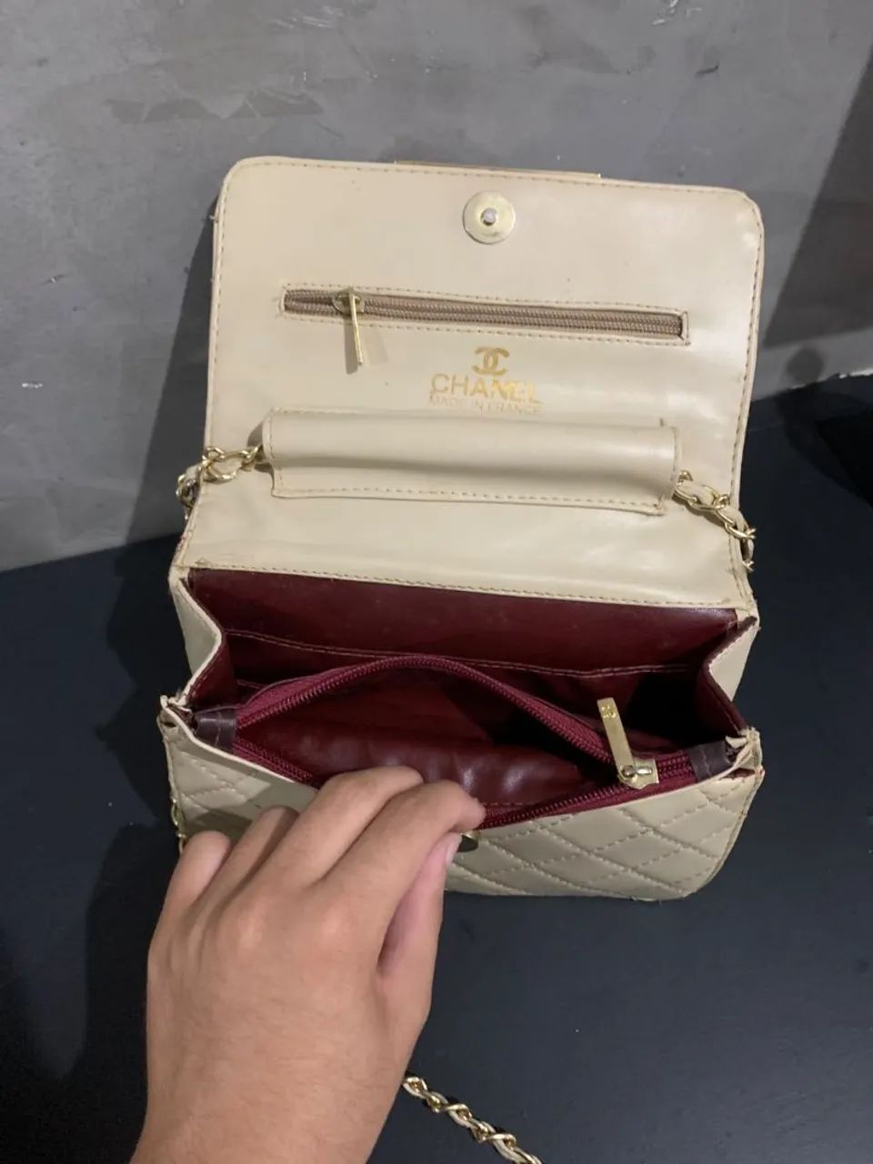 Bolsa estilo Chanel bege com matelassê e corrente dourada<br> - Foto 4