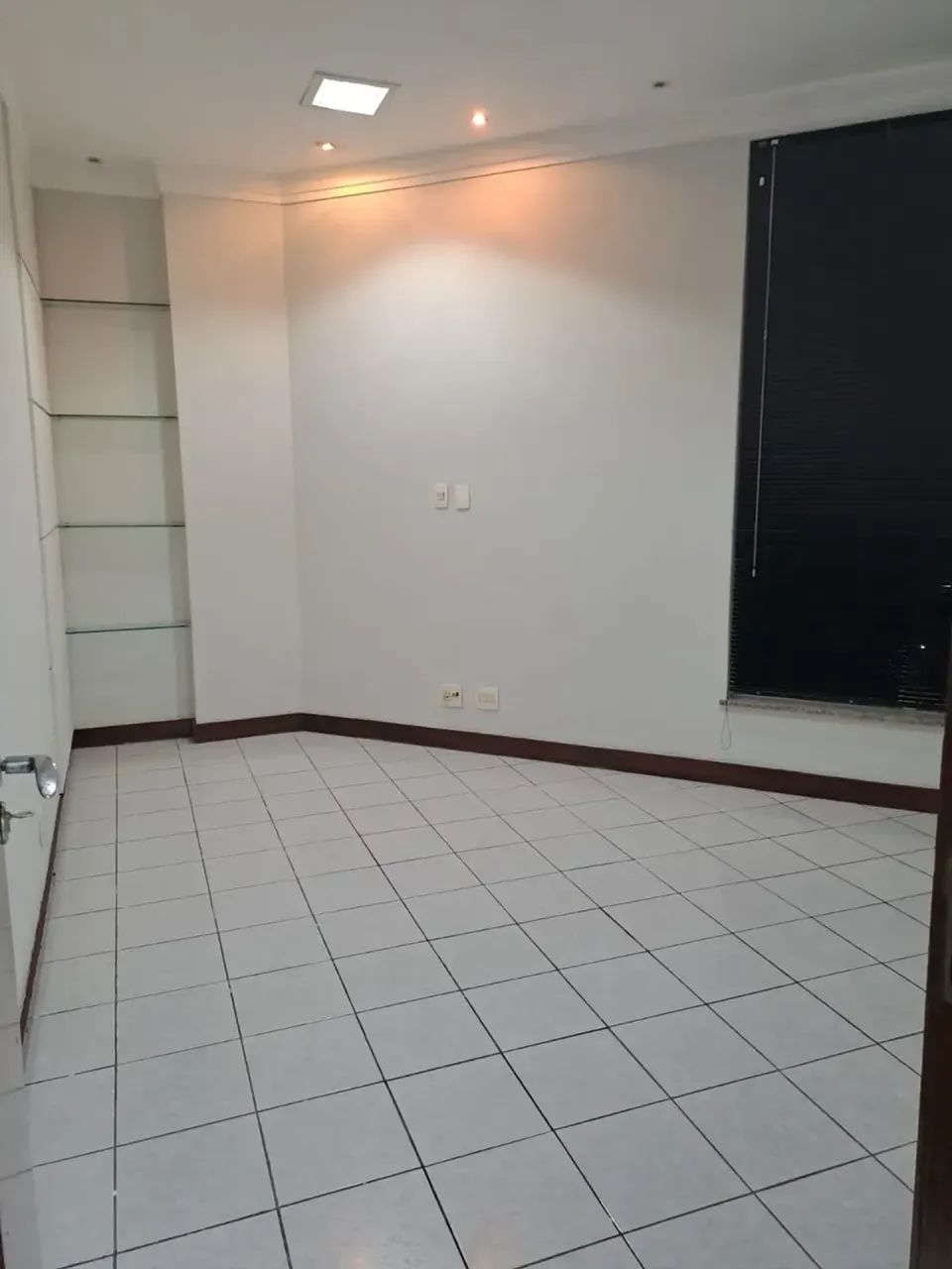 SALA COMERCIAL, ED. WORK TOWER, REGIÃO DO CENTRO, PROX UNIMED, DIVIDIDA EM DUAS SALAS - Foto 2