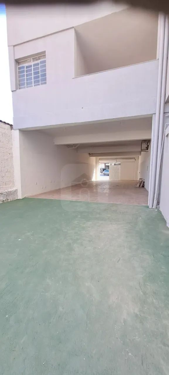 Prédio comercial lojas e hotel ao lado praia club