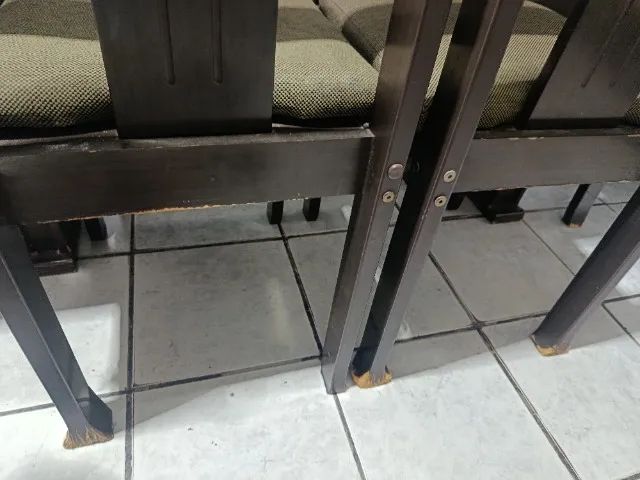 Vende-se mesa de jantar com 4: cadeiras em bom estado 