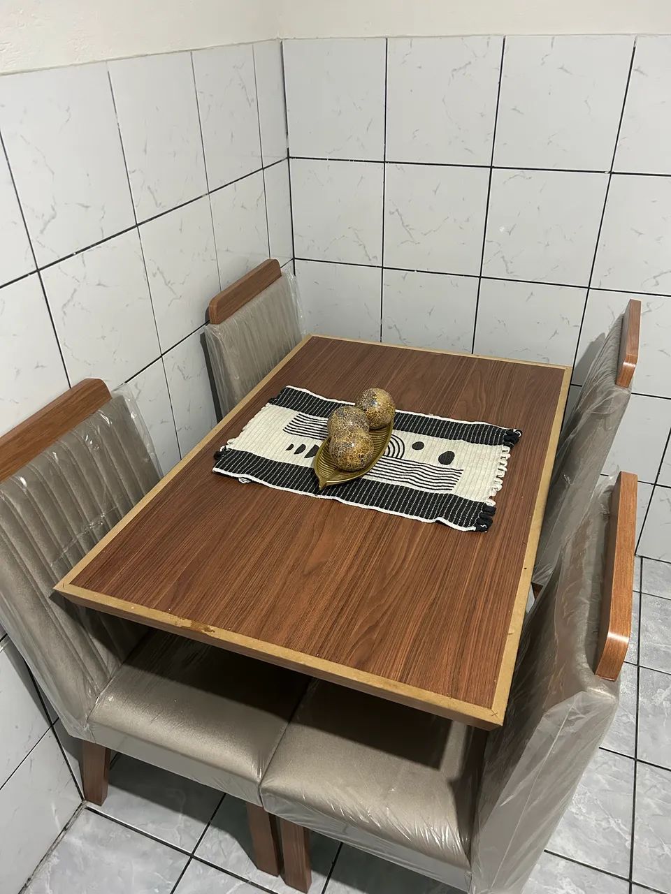 CONJUNTO DE MESA COM 4 CADEIRAS 465546556568381442
