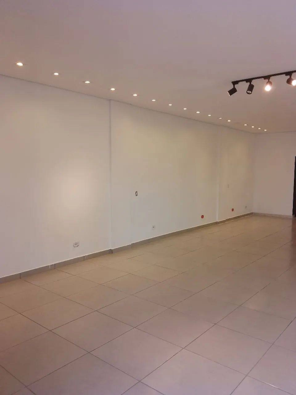 Alugo sala comercial em avenida movimentada  - Foto 4