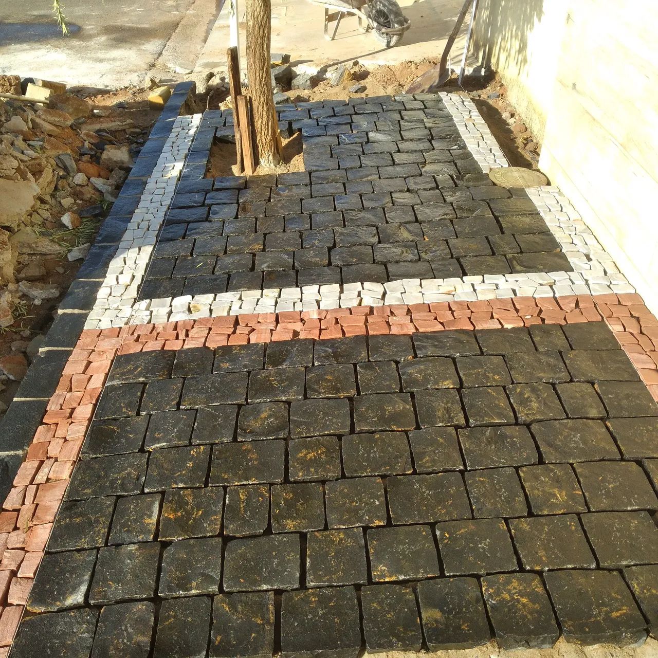 Pedras portuguesa e macaquinho 