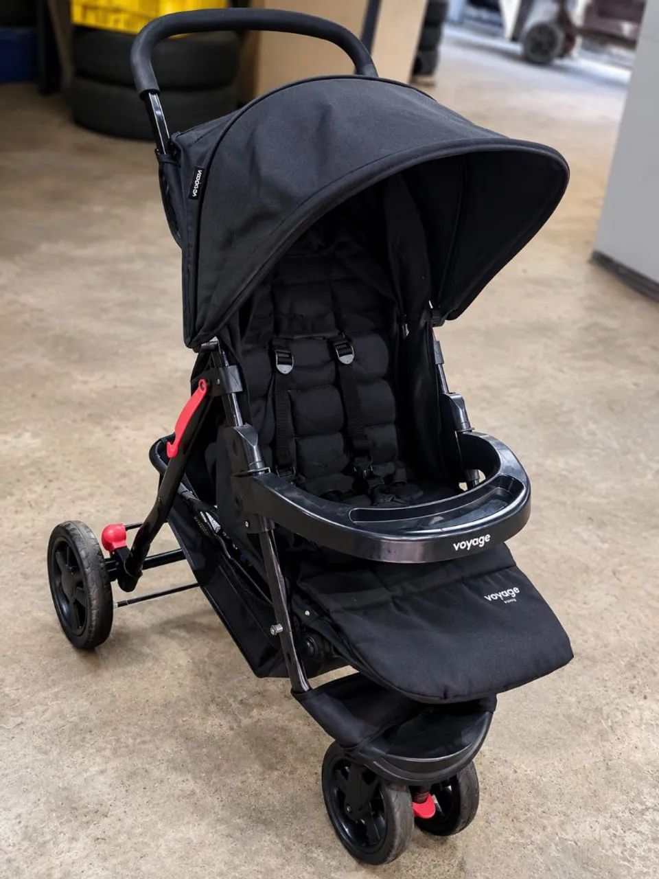 Carrinho de bebê  e berço 