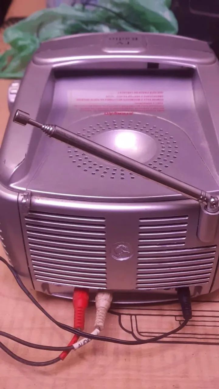 vendo tv e radio de 5 polegadas funcionando com converso valor 300 - Foto 3