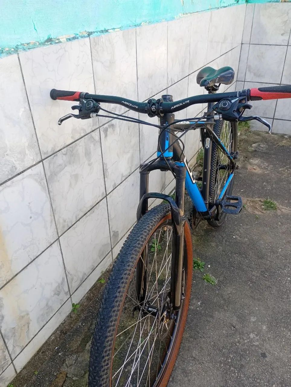 Bicicleta aro 29 alumínio GT com documento em mãos  - Foto 3