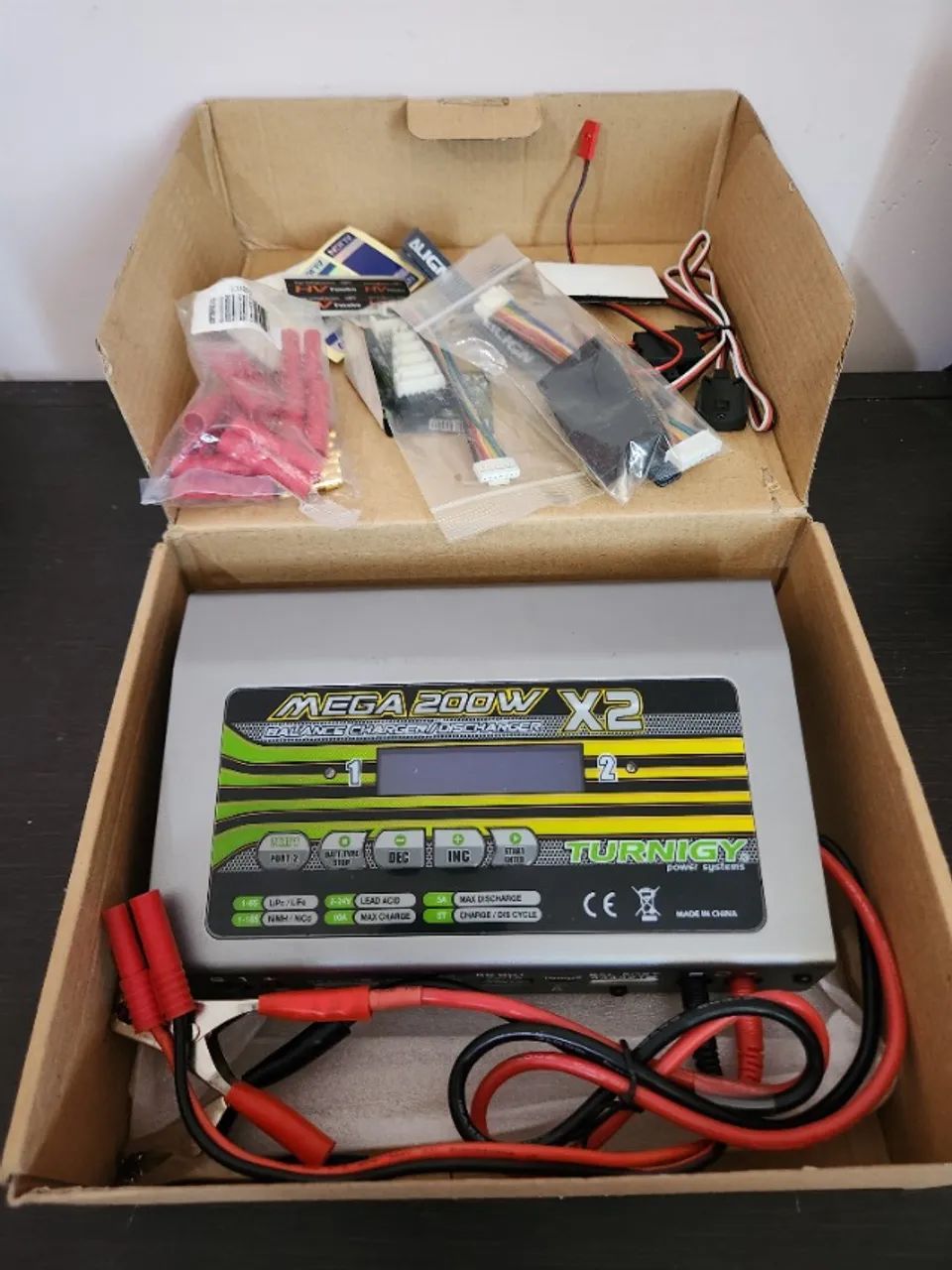 Turnigy mega 200Wx2 Carregador de bateria / descarregador (400w) V2