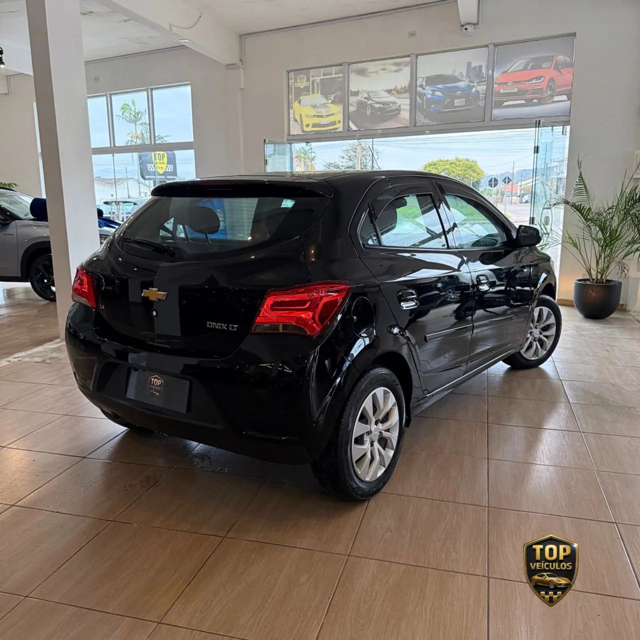 Chevrolet Onix Hatch LT 1.4 8V Flex Mec. 4P 2017 - Foto 4
