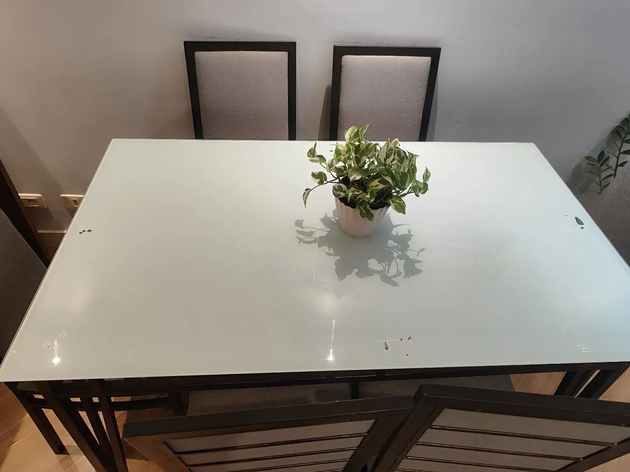 Mesa de vidro com pés de ferro + 6 cadeiras - Foto 2