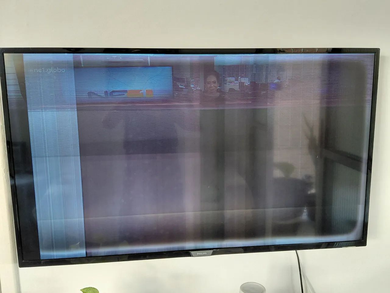 Smart TV Philips 43" com defeito na tela 