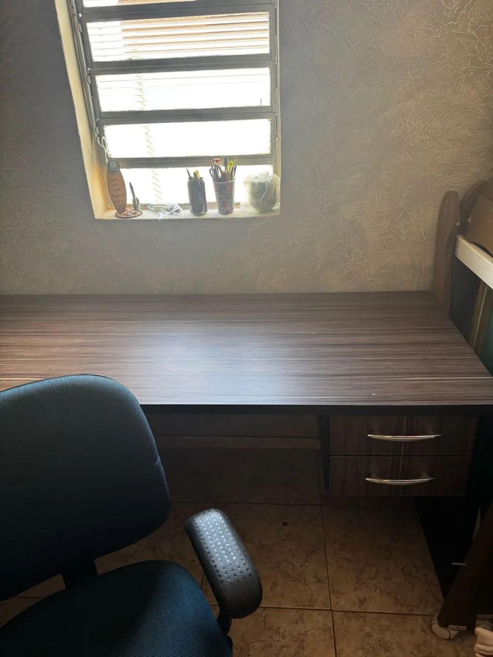 Mesa em L e cadeira - Foto 2