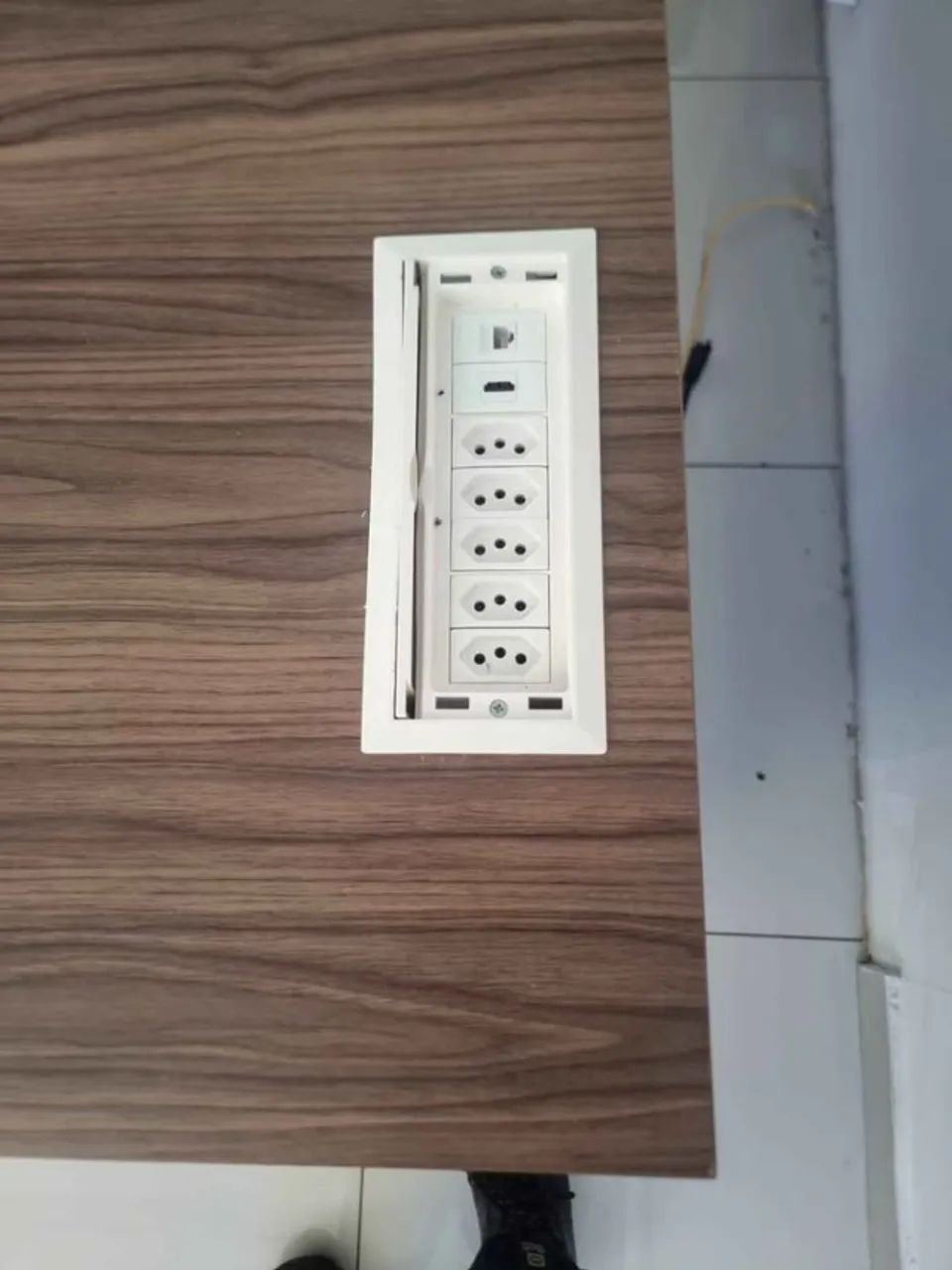 Mesa Executiva em L com Gaveteiro e Tomadas Embutidas - Foto 3