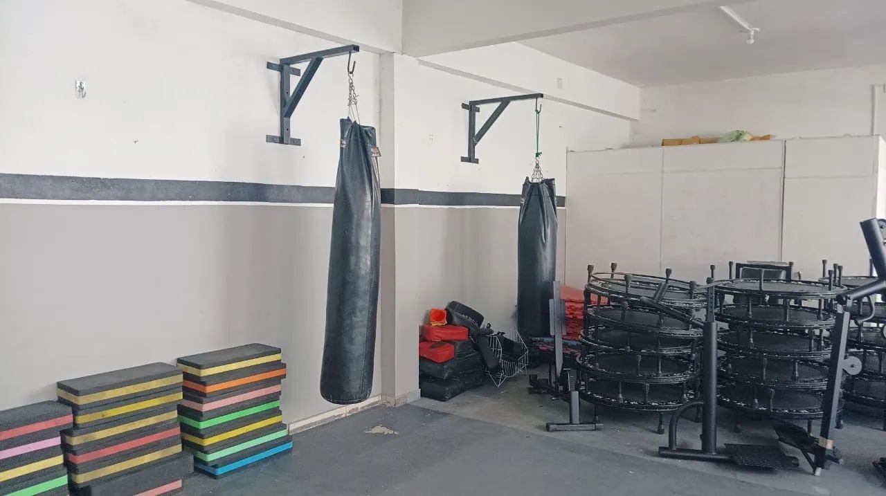 Saco de pancada com suporte 