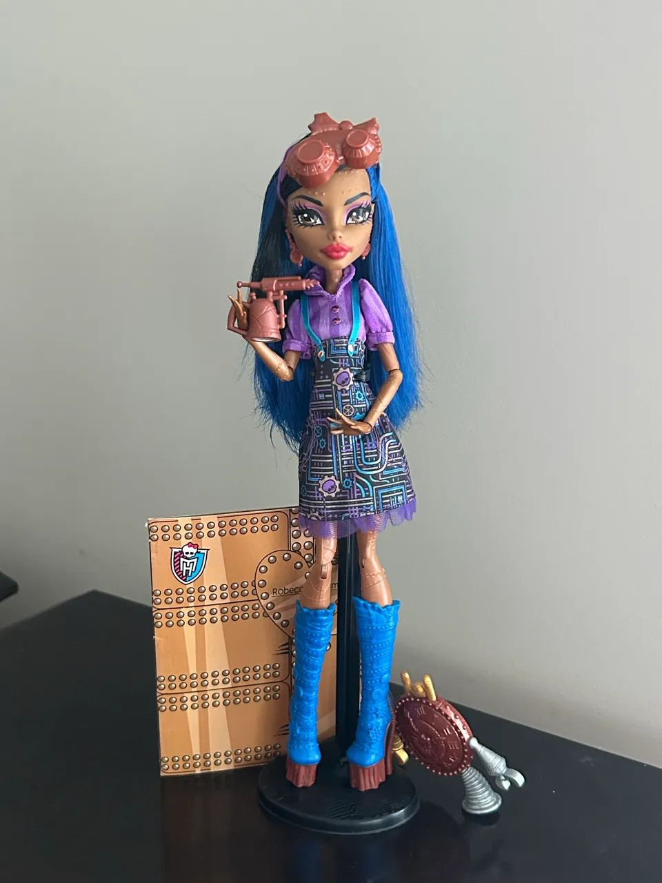 Monster high robecca art class