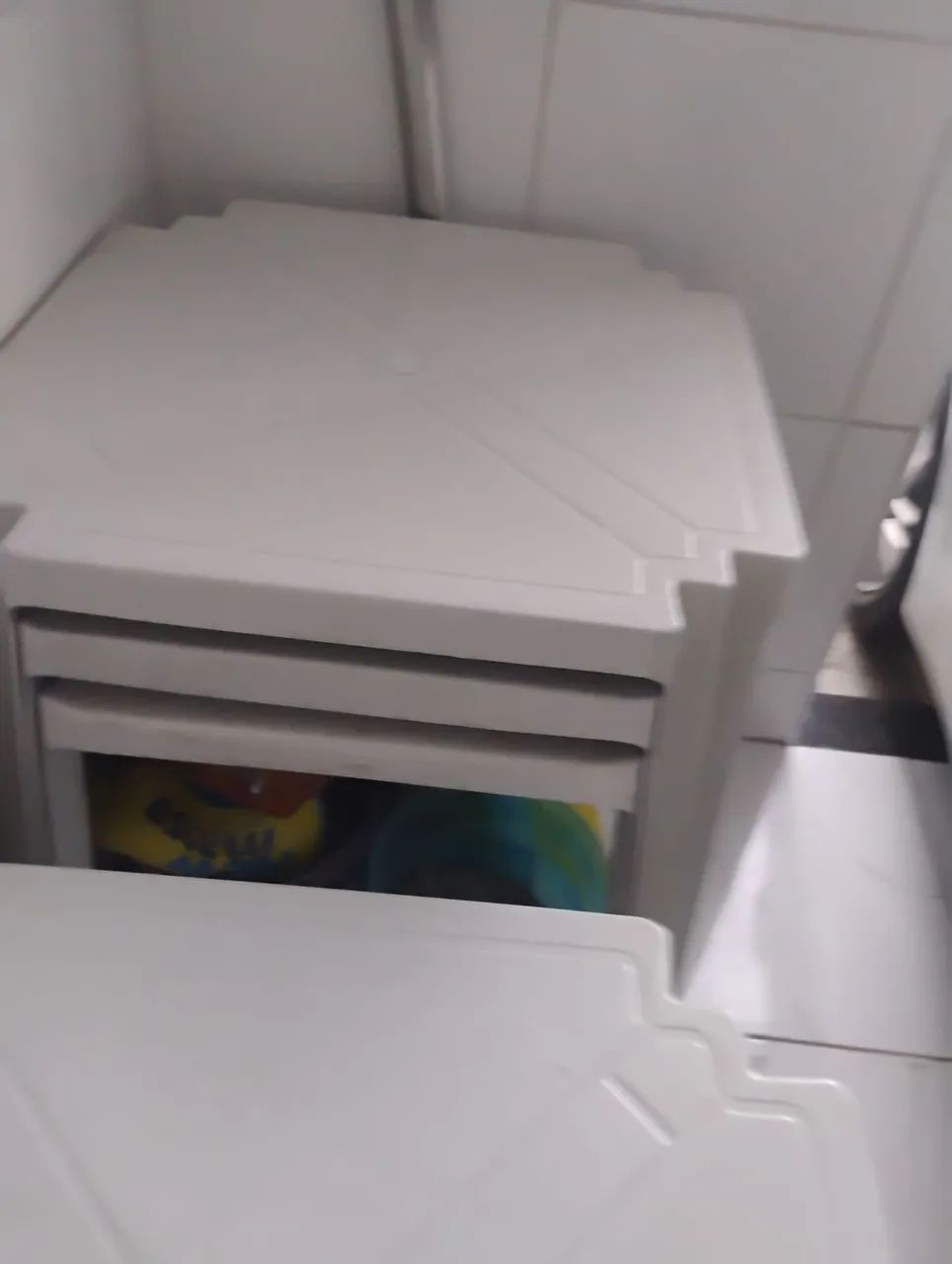 Conjunto de 8 cadeiras e 3 mesas de plástico  - Foto 2