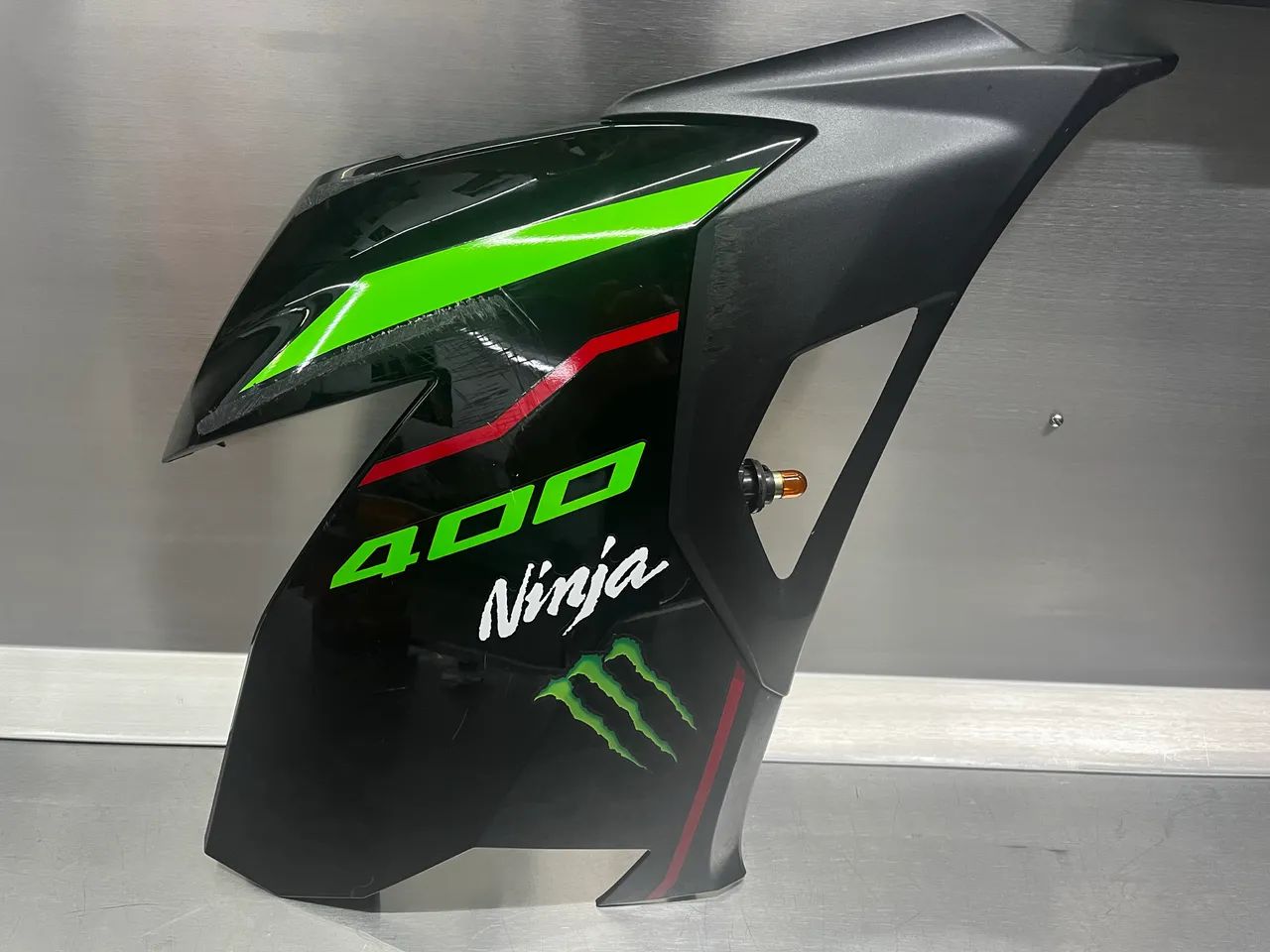 Carenagem ninja 400 Lateral Direita com avaria - Peças para motos