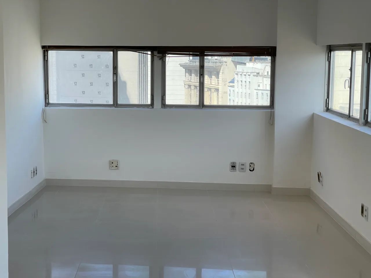 Sala/Conjunto para aluguel e venda possui 130 metros quadrados em Centro - Rio de Janeiro  - Foto 2