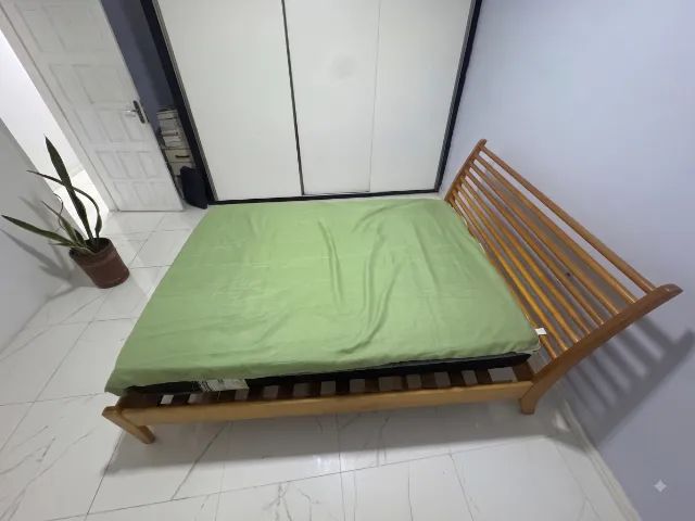 Cama casal de madeira maciça TokStok - Foto 4