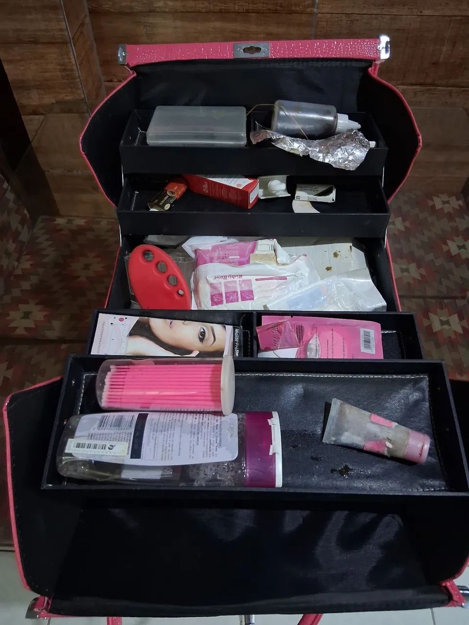 Maleta de Maquiagem Crocodilo Rosa - Foto 2