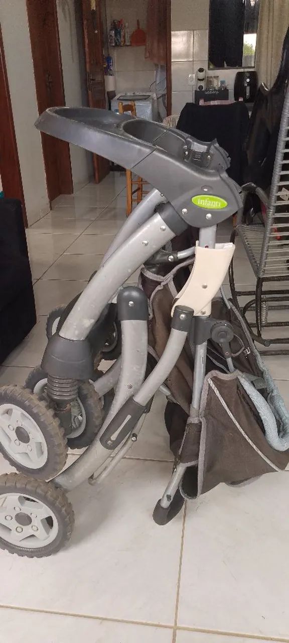 Carrinho de bebê em bom estado