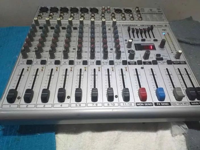 Mesa de som Behringer FX1222 ótima 