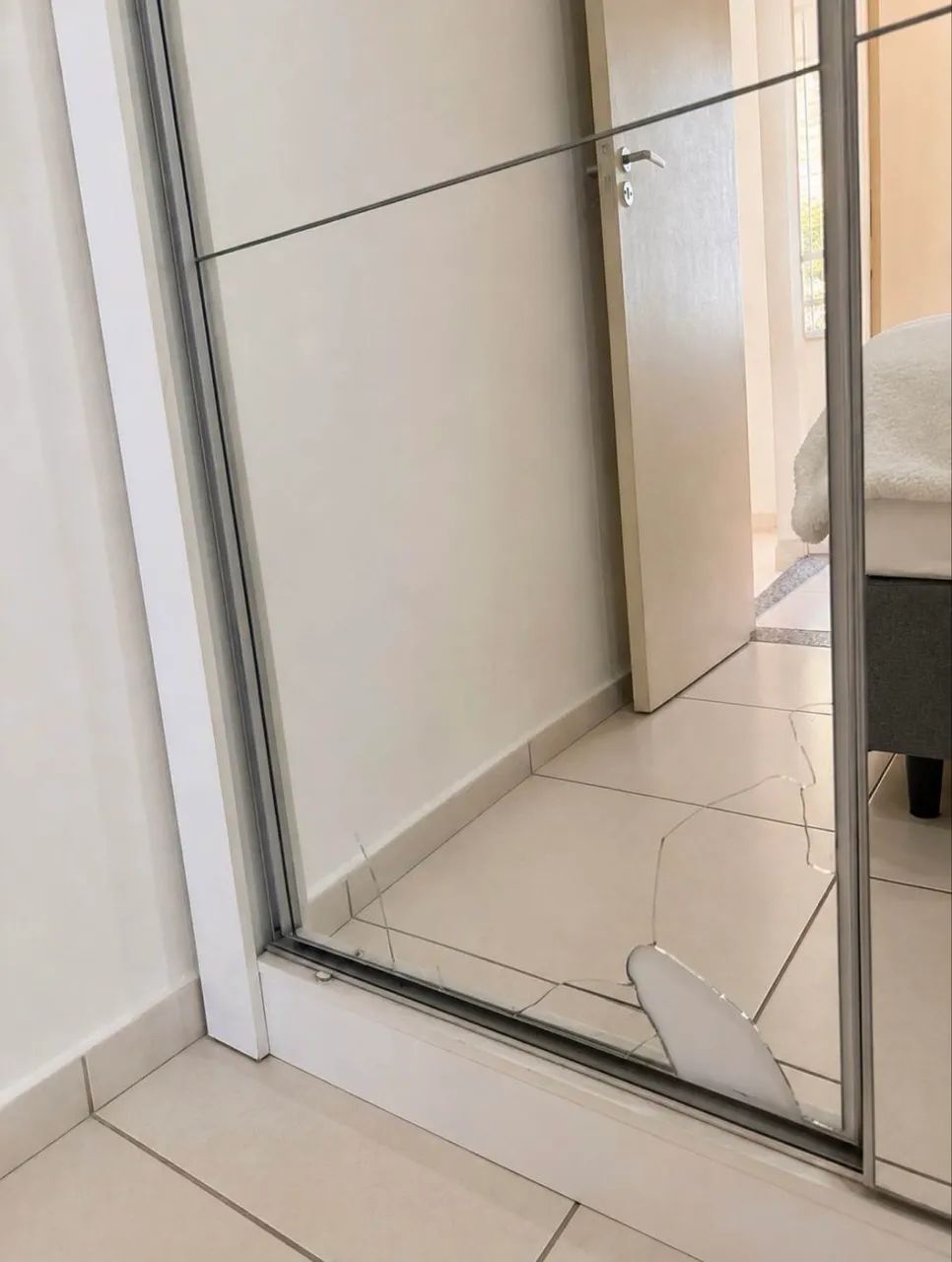 VENDO GUARDA ROUPA ESPELHO - Foto 5
