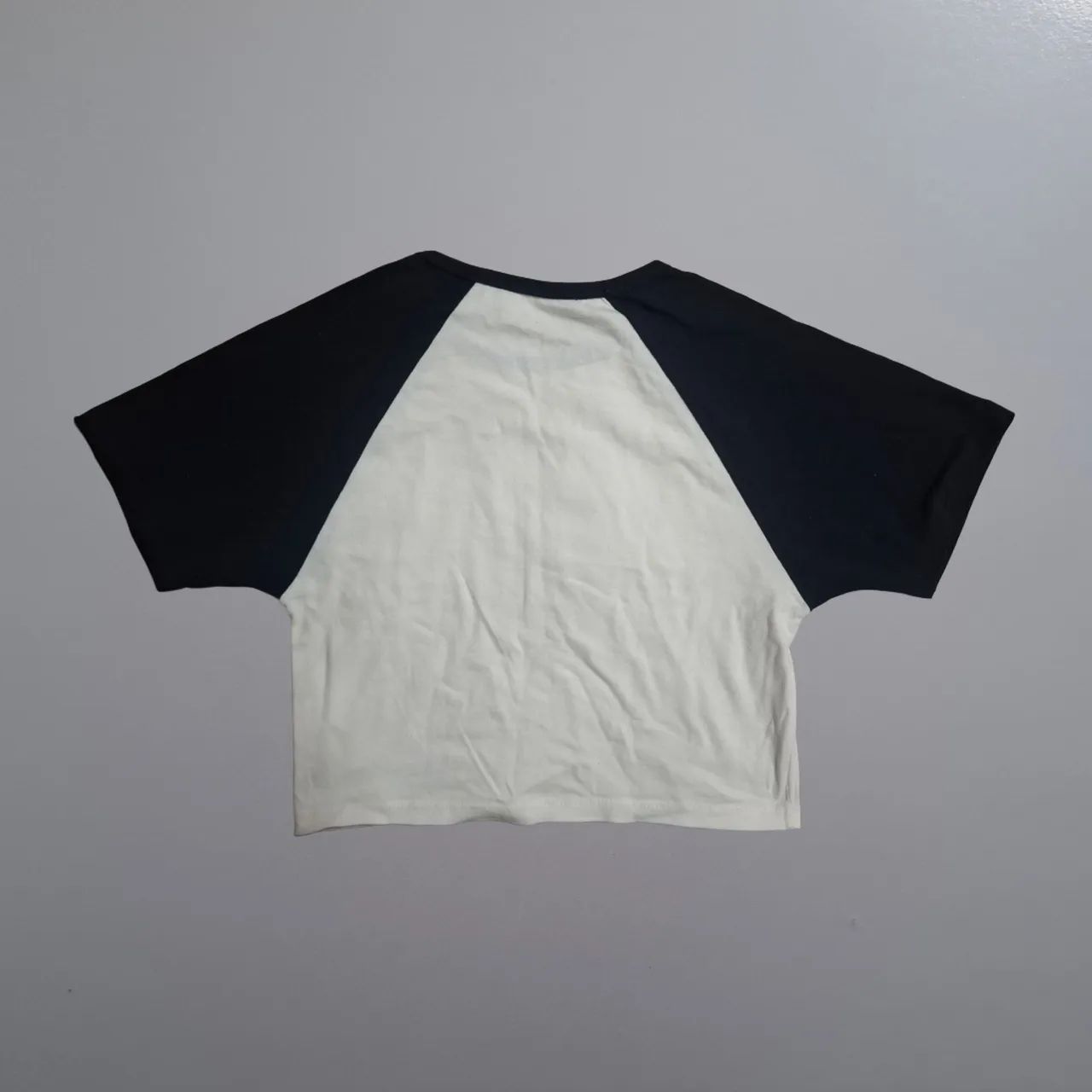 cropped raglan. cor preto e branco. tamanho p - Foto 2