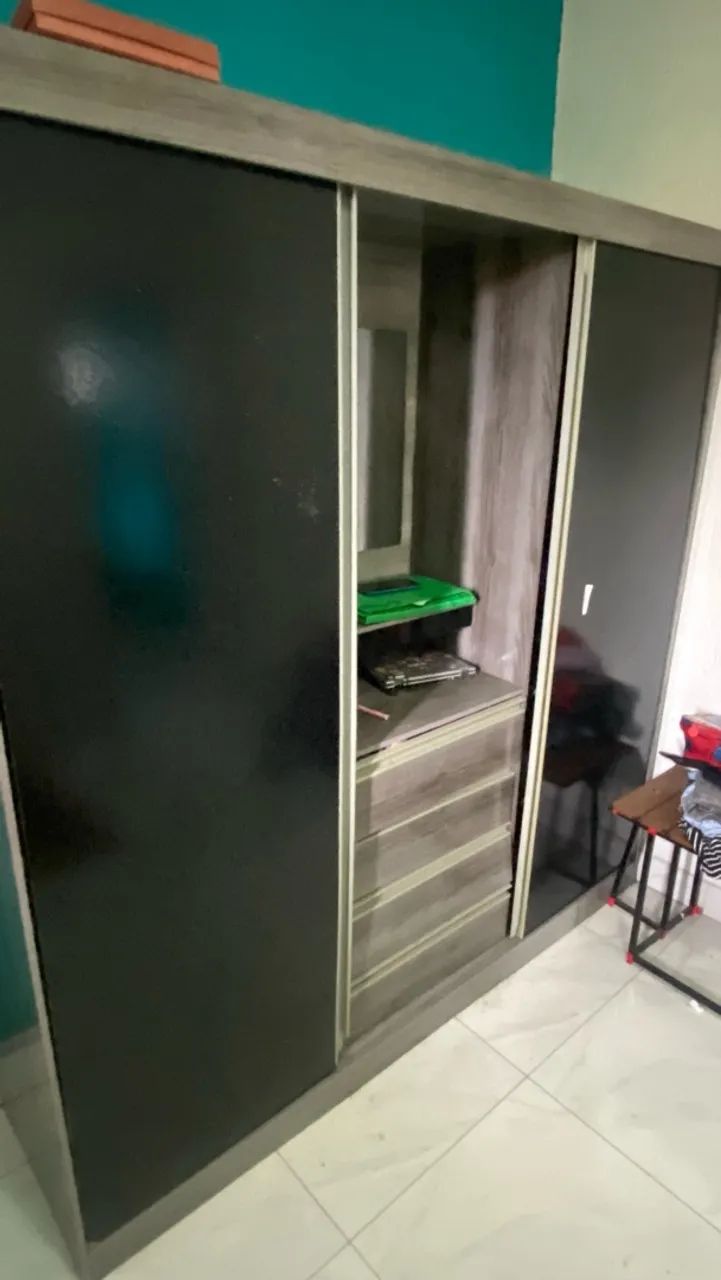 Guarda-roupa com portas de correr e espelho 