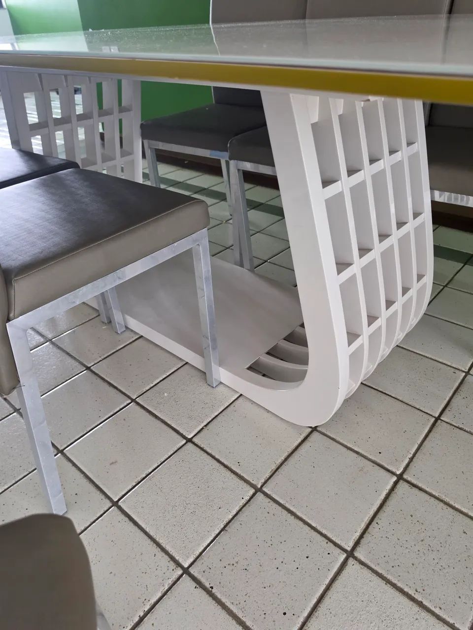 Vendo 6 cadeiras de couro e alumínio  - Foto 3