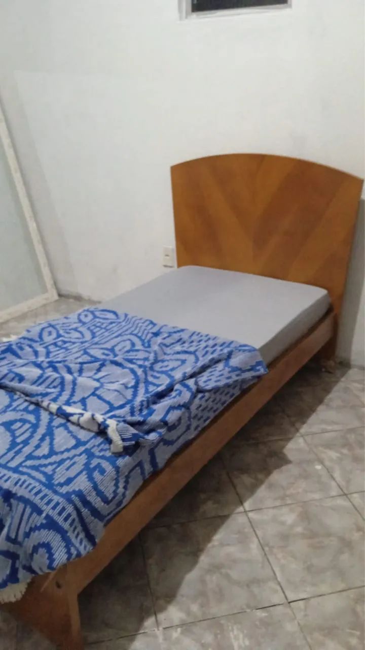 Cama de madeira com colchão solteiro