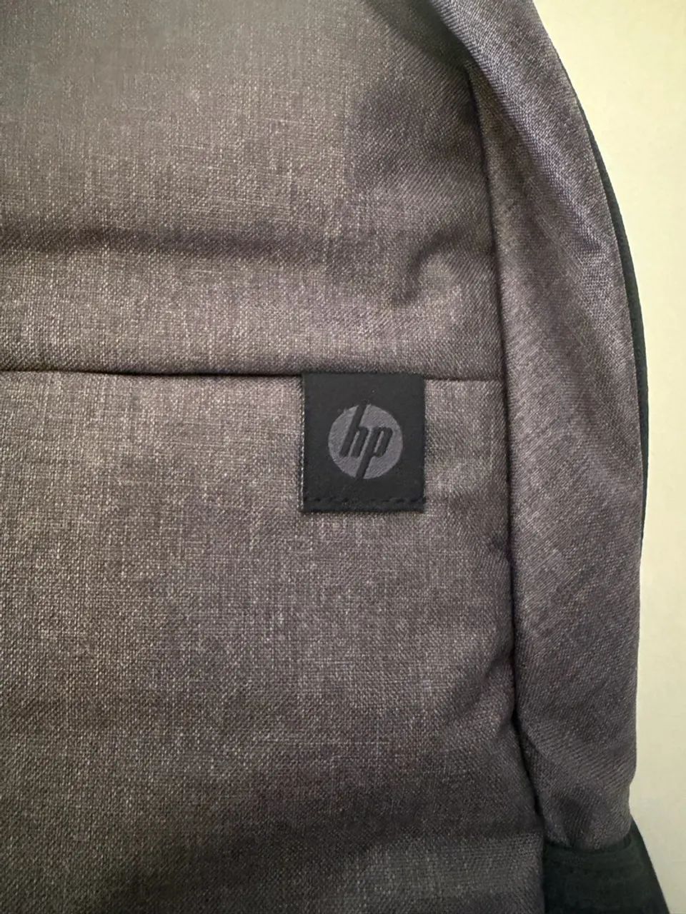 Mochila para laptop HP de até 15,6 polegadas cinza/preta. Design do tecido poliéster. - Foto 4