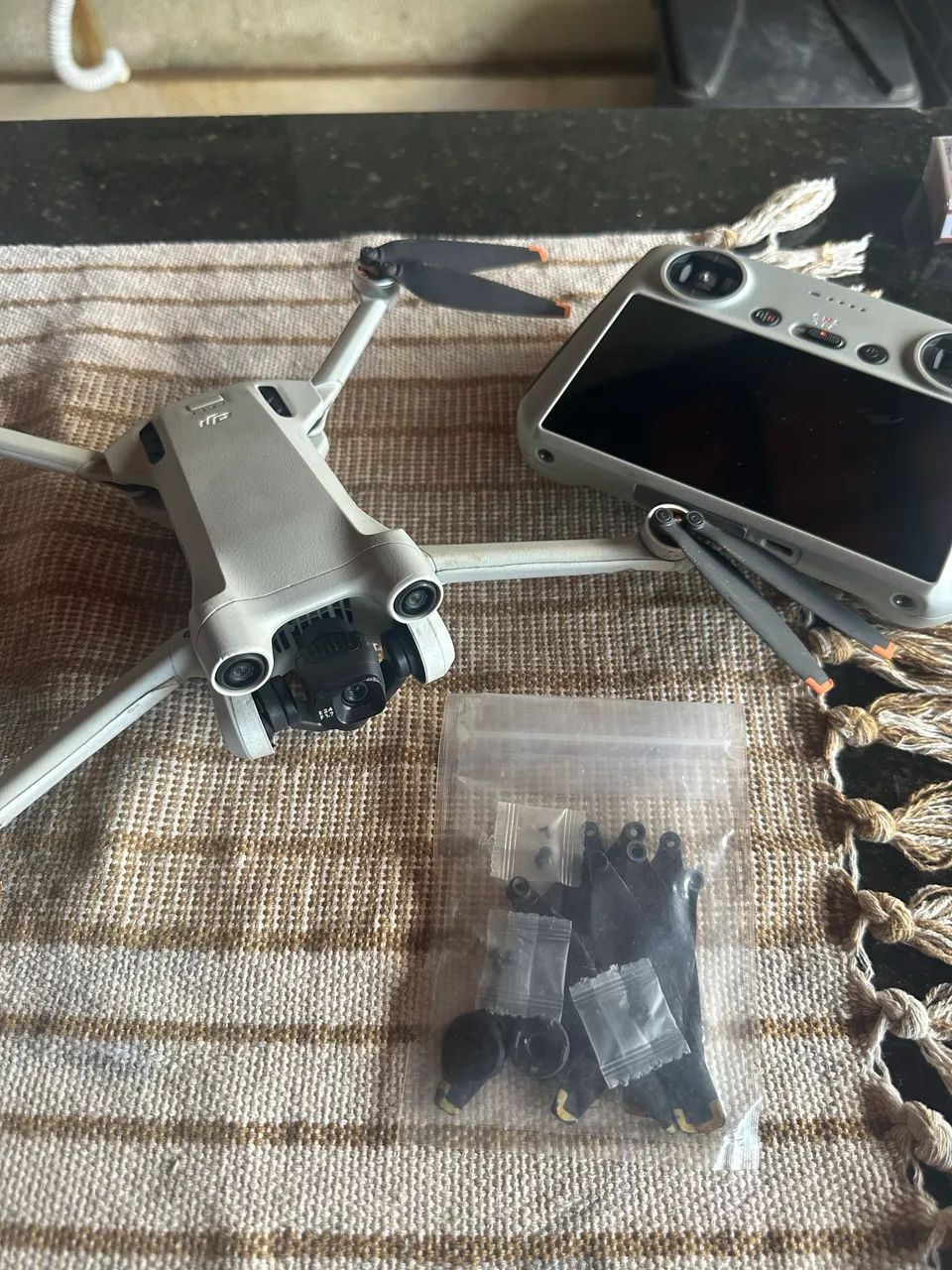 DJI Mini 3 Pro Fly More Combo - DJI RC com Tela Integrada - Foto 2