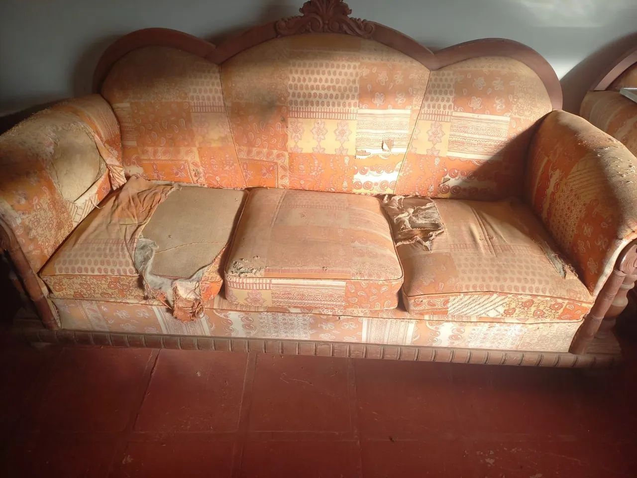 Conjunto de sofá antigo em madeira entalhada 