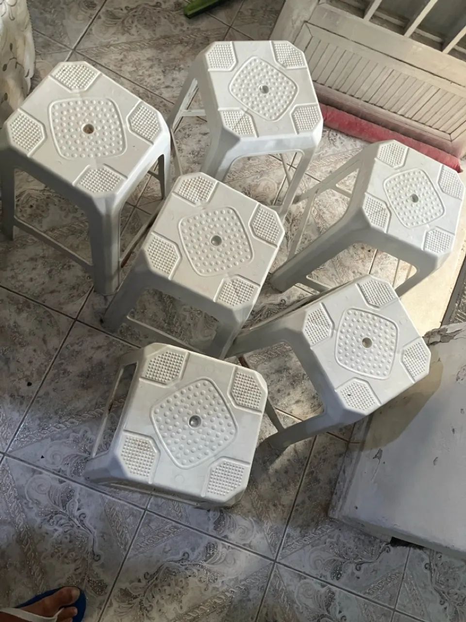 6 Banquinhos de plástico 