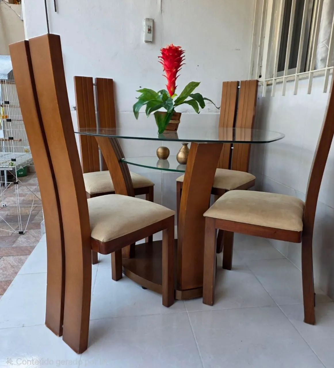 Mesa de madeira com 4 cadeiras 