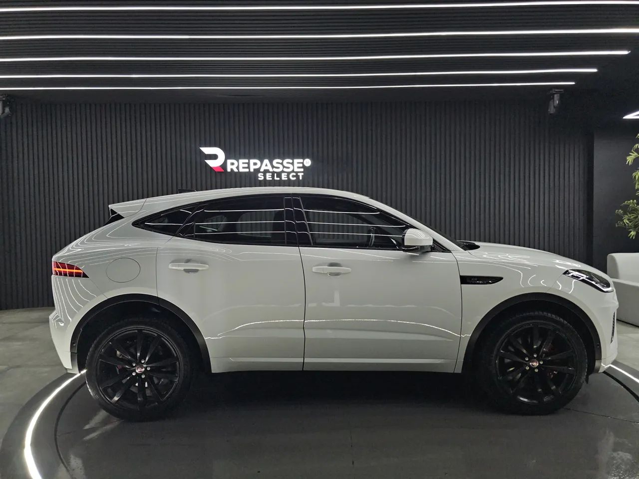 Jaguar E-Pace R-dynamic SE 2.0 AWD 300cv Aut. 2020 - Foto 3