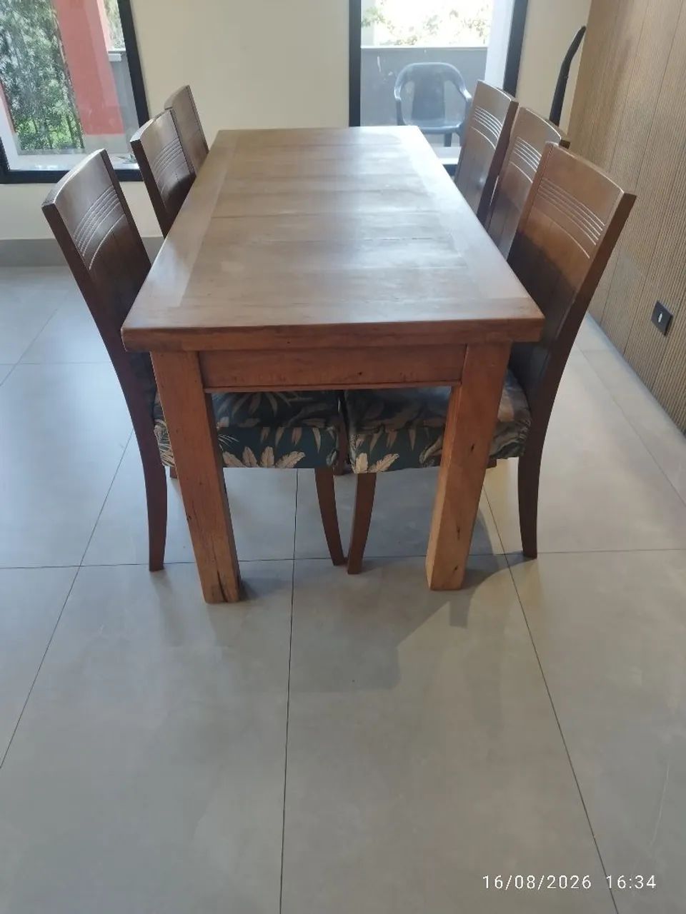 Linda mesa de jantar com seis cadeiras