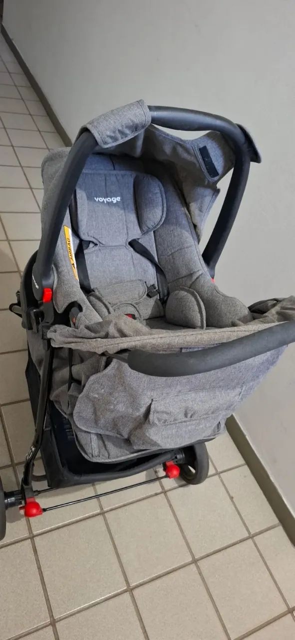 Carrinho de bebê com bebê conforto  - Foto 3