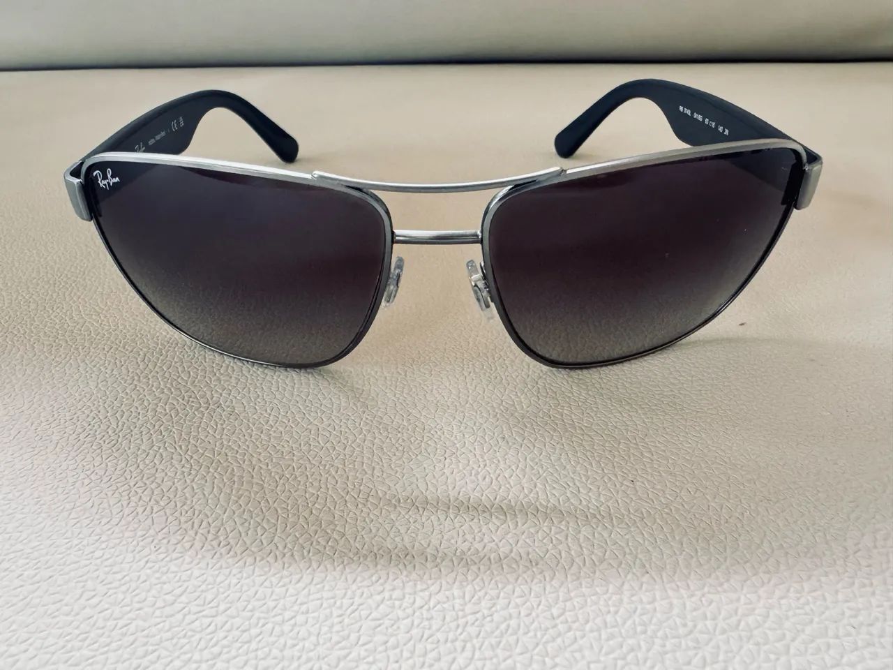 óculos de sol são o modelo Ray-Ban RB3745L, - Foto 4