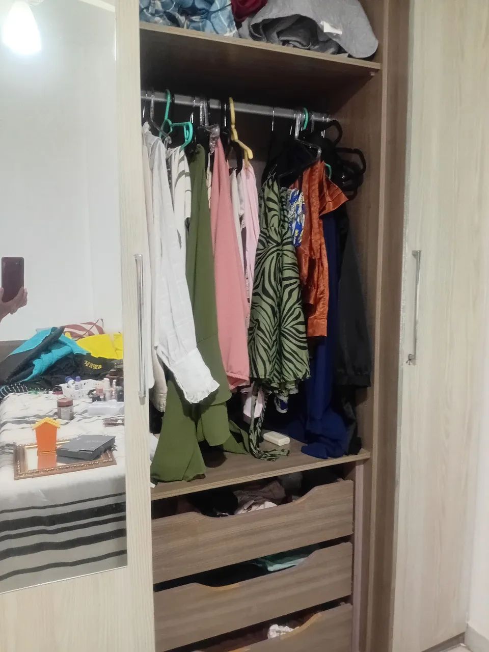 guarda roupa planejado espaçoso com espelho  - Foto 4